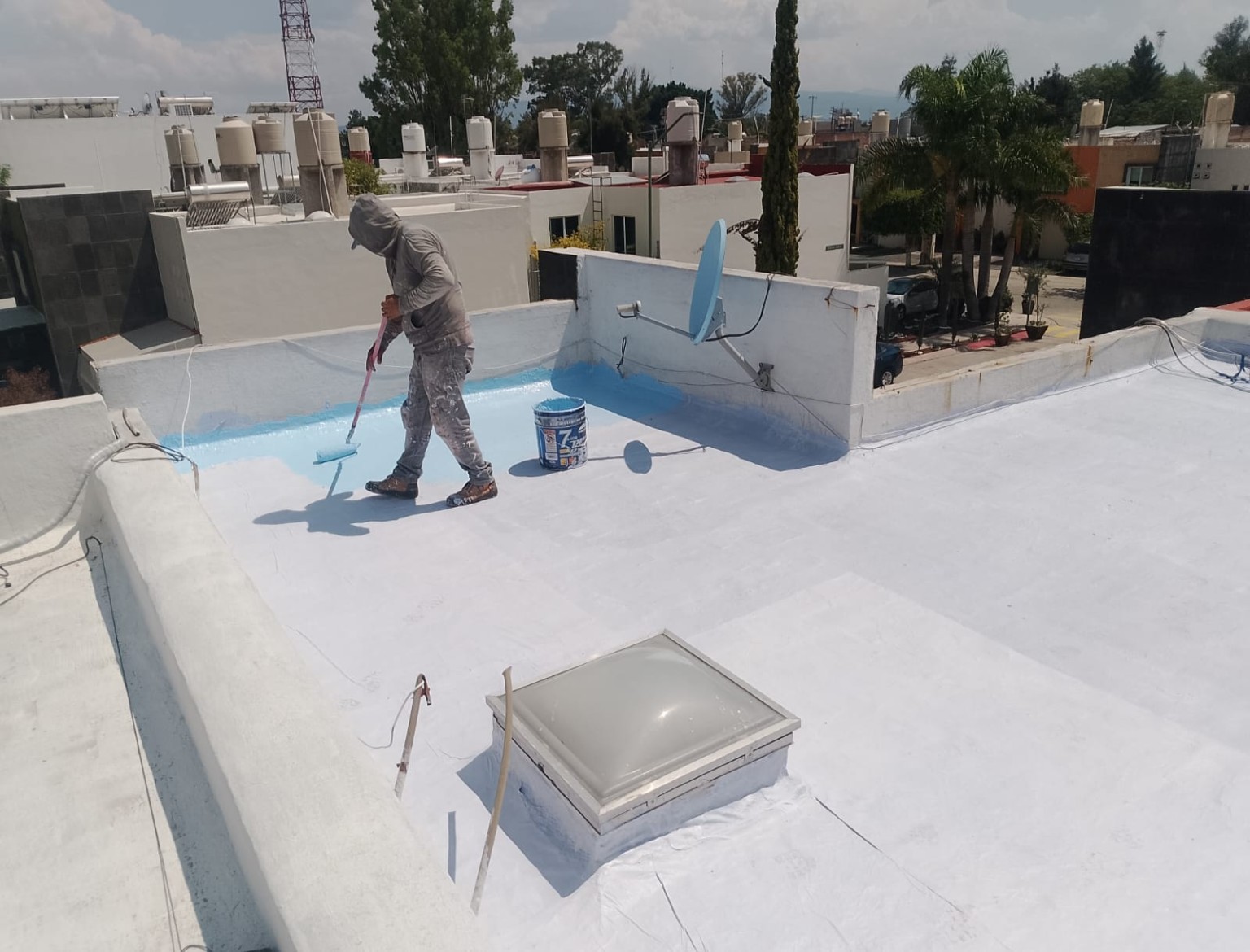 Aplicación de impermeabilizante en una azotea realizada por SUMA